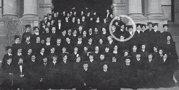 Lucile Buchanan with her graduating class 在UNC